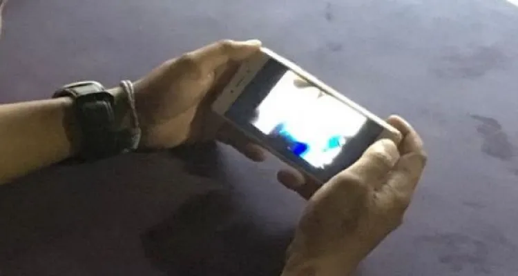 Masih Mau Simpan Video Begituan di Smartphone? Nih Risikonya