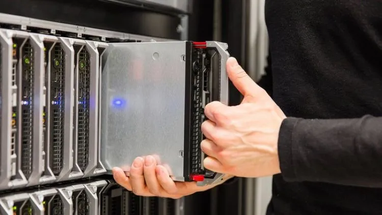 Bahaya di Balik Aturan Data Center Perusahaan Boleh di Luar Negeri